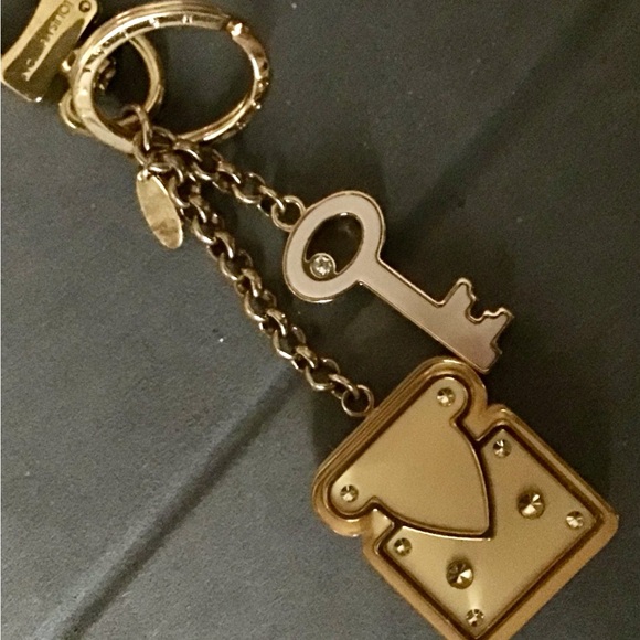 Louis Vuitton Gold Keychain with Circular Design - Picture 1 of 13